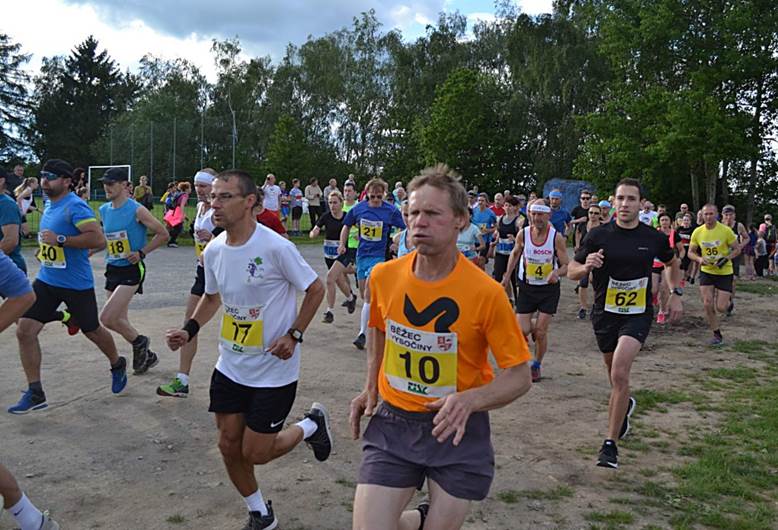 Obsah obrázku venku, osoba, boty, oblečení
Popis byl vytvořen automaticky