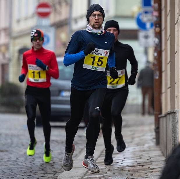 Obsah obrázku osoba, oblečení, venku, boty
Popis byl vytvořen automaticky