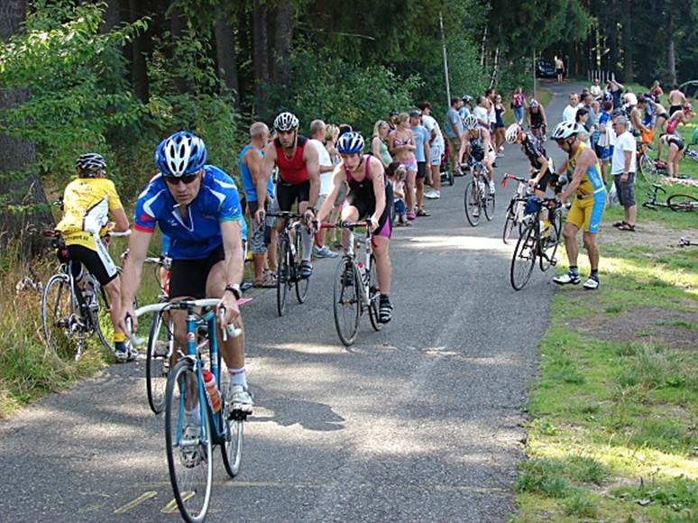 Obsah obrázku venku, strom, Kola jízdních kol, Cyklistická helma
Popis byl vytvořen automaticky
