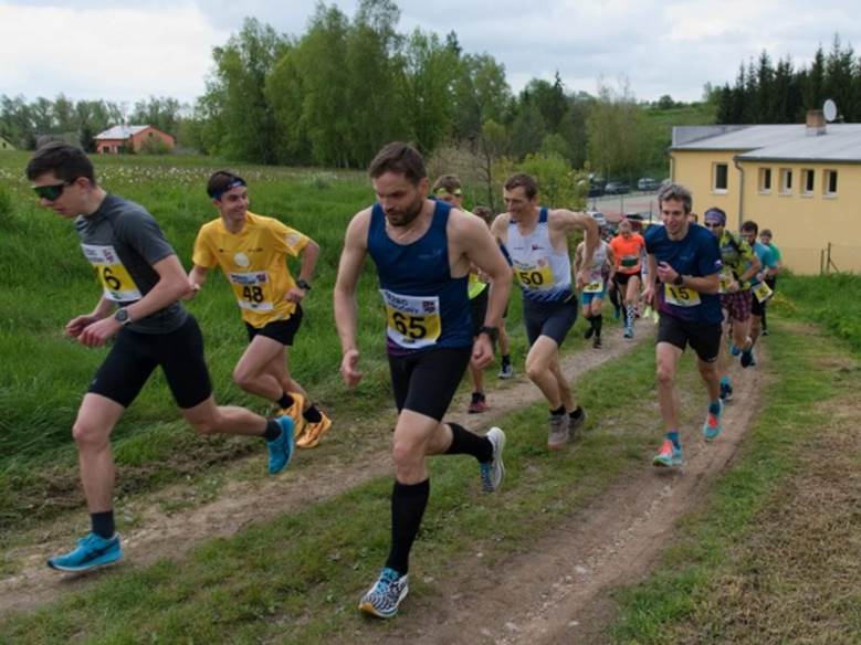 Obsah obrázku venku, tráva, osoba, sport
Popis byl vytvořen automaticky