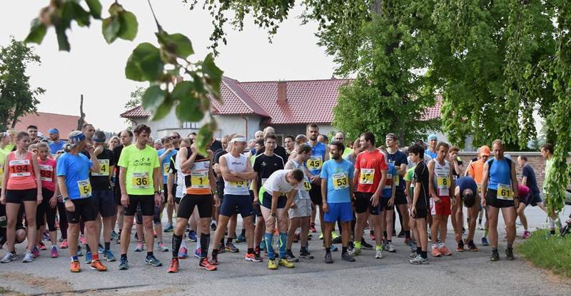 Obsah obrázku venku, osoba, strom, boty
Popis byl vytvořen automaticky