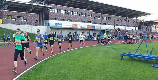 Obsah obrázku tráva, exteriér, sport, sportovní hra
Popis byl vytvořen automaticky