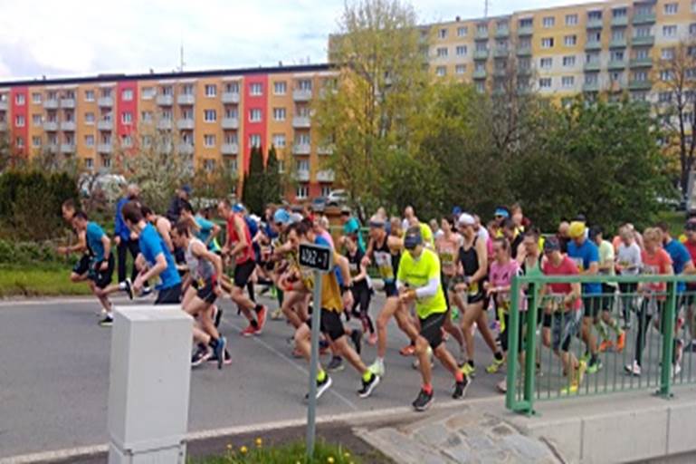Obsah obrázku dítě, strom, osoba, exteriér
Popis byl vytvořen automaticky