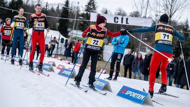 Obsah obrzku venku, osoba, sport, boty

Popis byl vytvoen automaticky
