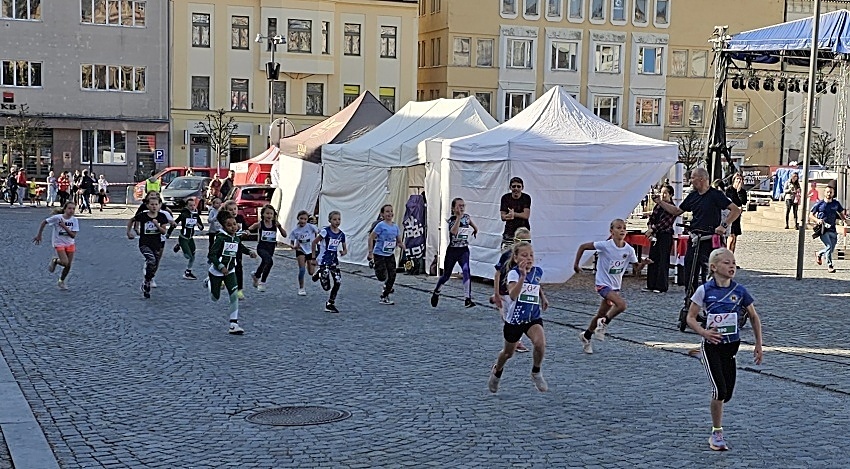 Obsah obrzku osoba, venku, boty, obleen

Popis byl vytvoen automaticky