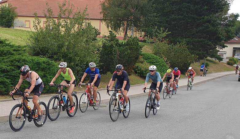 Obsah obrzku venku, strom, Kola jzdnch kol, Cyklistick helma

Popis byl vytvoen automaticky