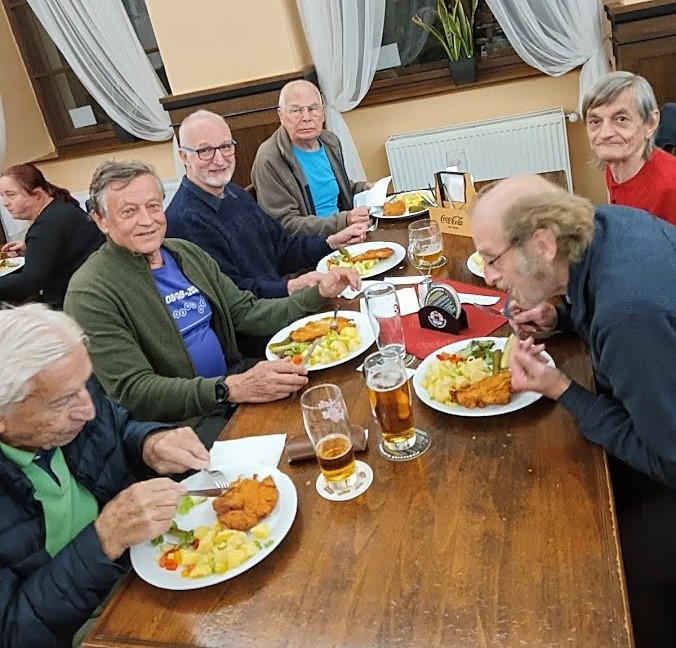Obsah obrzku osoba, obleen, stl, interir

Popis byl vytvoen automaticky