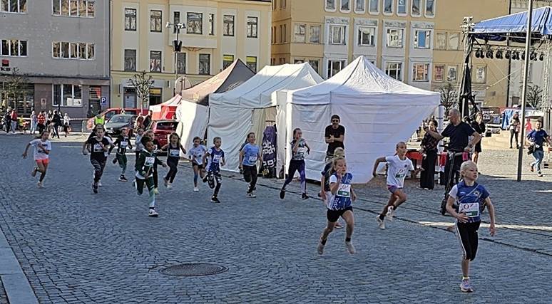 Obsah obrzku trva, exterir, osoba, zem

Popis byl vytvoen automaticky